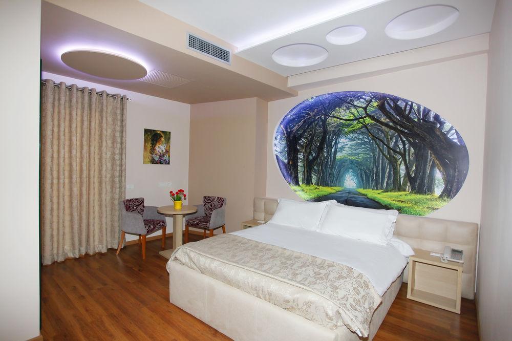 Green House Hotel & Restaurant Тирана Экстерьер фото