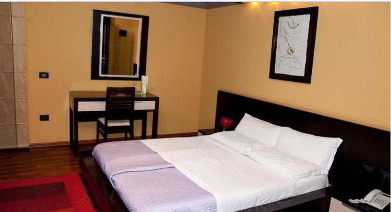 Green House Hotel & Restaurant Тирана Экстерьер фото